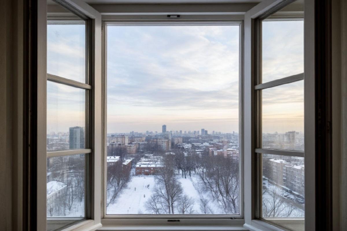 Младенец выпал из окна в Люберцах, но серьезных травм избежал