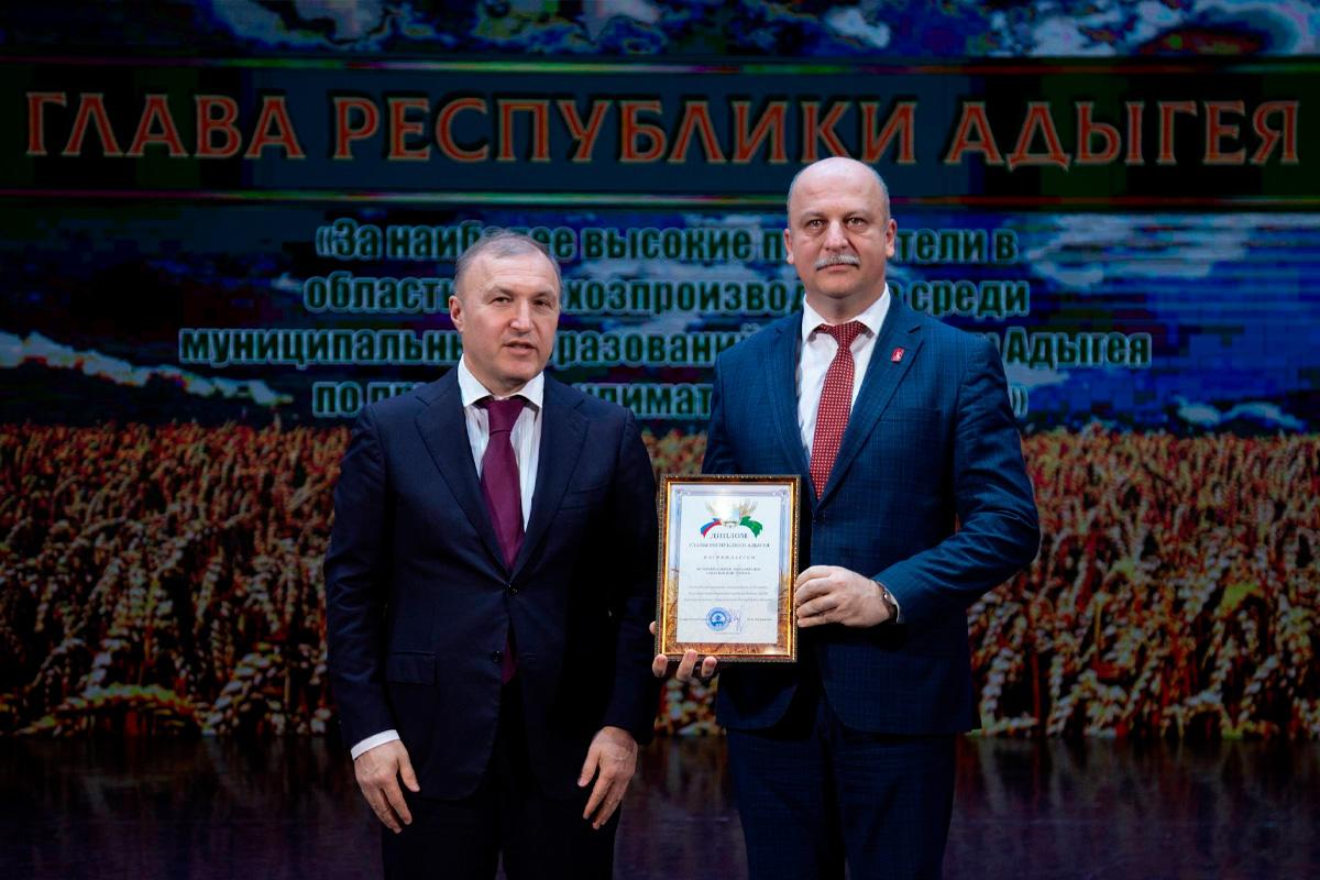 Глава Адыгеи Мурат Кумпилов наградил лучших аграриев региона и поблагодарил их за укрепление продовольственной безопасности страны