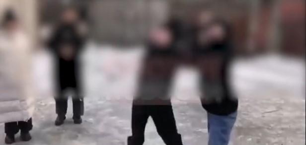 В Тыве компания школьниц избили девочку из-за места в кафе