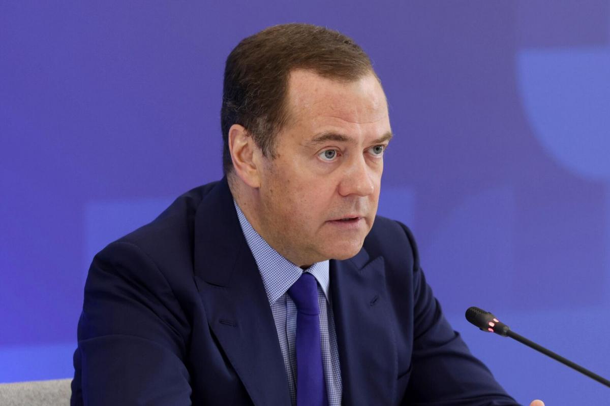 Медведев прокомментировал выход Байдена из президентской гонки