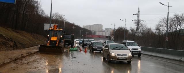 Под Владивостоком на трассу смыло грунт