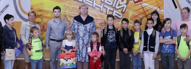 Юным красногорцам вручили подарки в рамках акции «Собери ребёнка в школу»