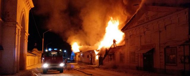 Под Владимиром локализовали крупный пожар в здании с торговыми павильонами