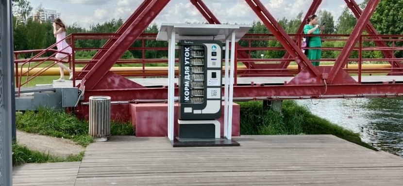 В парке Ивантеевки установили автомат с кормом для уток