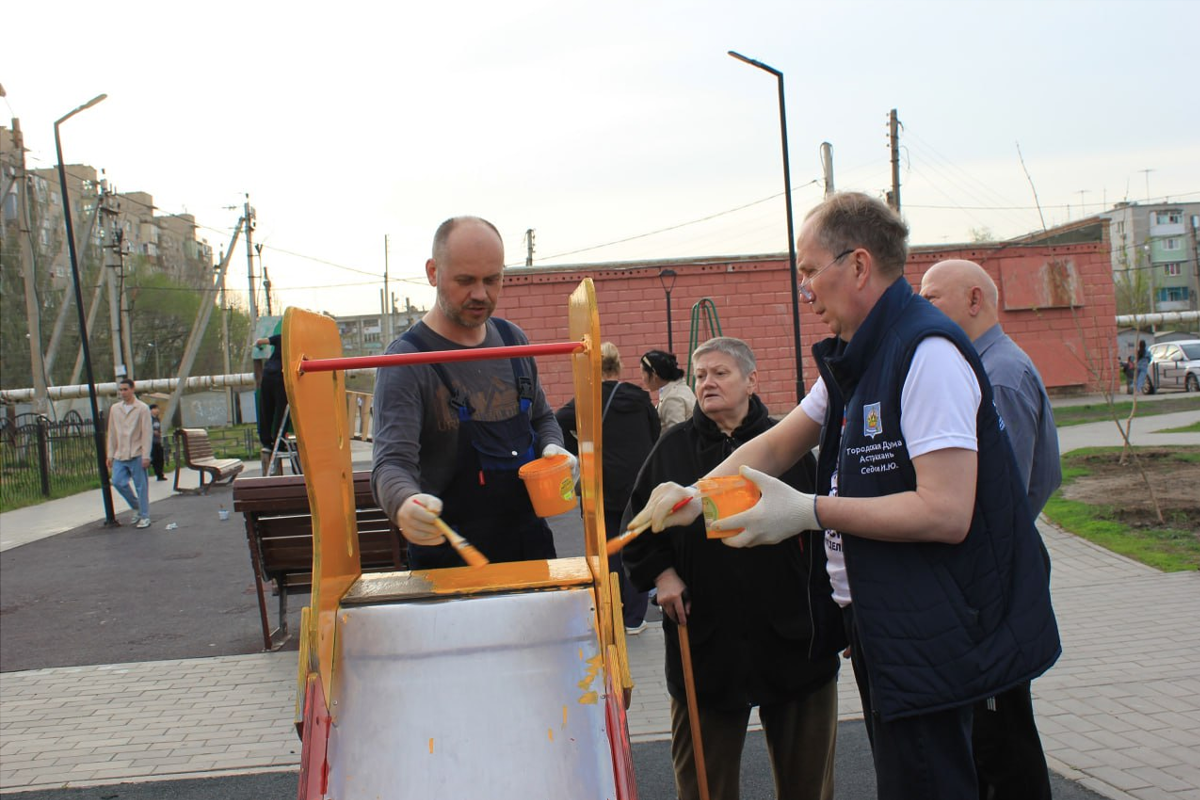 Спикер Гордумы Астрахани Игорь Седов помог навести порядок в сквере у школы №9 в рамках проекта «Школа ЖКХ»