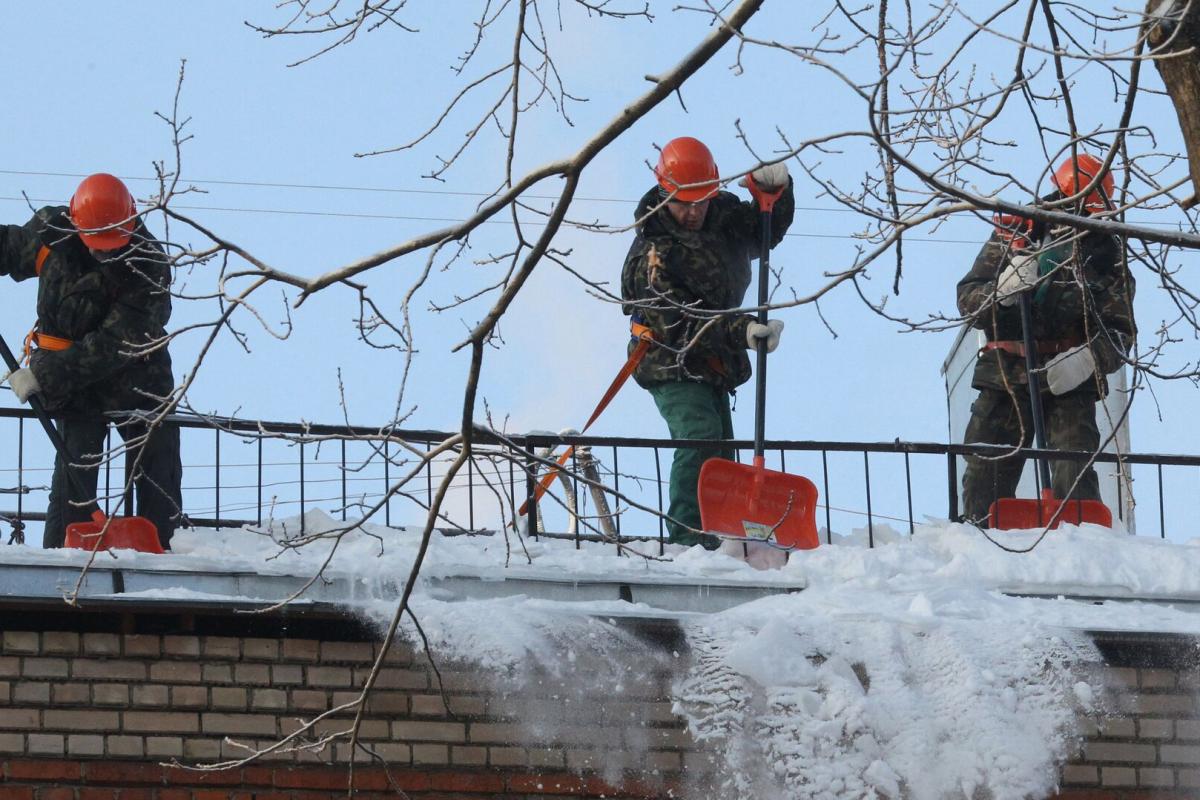 В России коммунальщиков хотят обязать чистить балконы от снега и сосулек