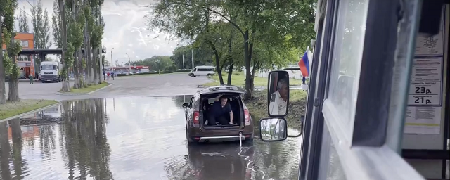 Сколько человек спасли из автобуса в питере. Лужа на автовокзале Воронеж. Ливень в Воронеже сегодня. Видео спасения из автобуса. Автобус спасения Новосибирск.