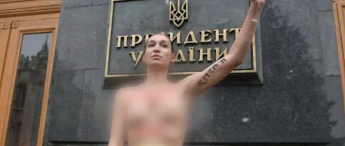 В Киеве участница движения Femen оголила грудь возле офиса Зеленского