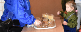 Школьникам Биробиджана раздали 125-граммовые кусочки хлеба в память об обороне Ленинграда