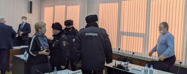 Мэр Зеленогорска вызвал полицию в горсовет из-за отказа депутата надеть маску
