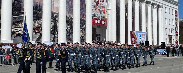 В Ульяновске на Параде Победы колонну военной техники возглавил легендарный танк Т-34