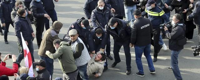 Полиция задержала 15 участников митинга в поддержку Саакашвили у здания суда