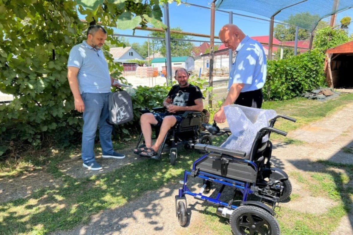 Получившего серьезное ранение на СВО жителя Майкопского района обеспечили новой инвалидной коляской