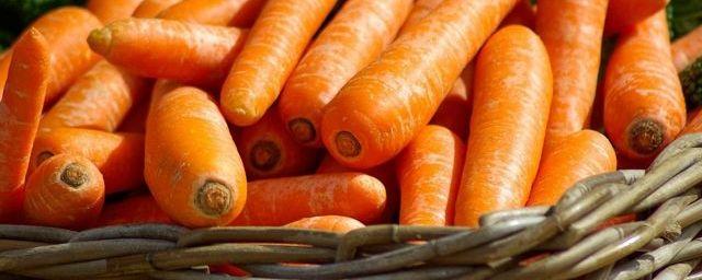 В Омске стоимость моркови в магазинах поднялась до 65 рублей