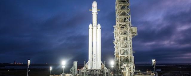 Space X показала фото Falcon Heavy на стартовой площадке