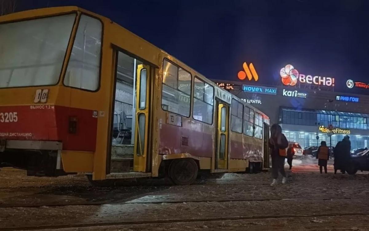 Трамвай сошел с рельсов утром 20 февраля в Барнауле на улице Малахова