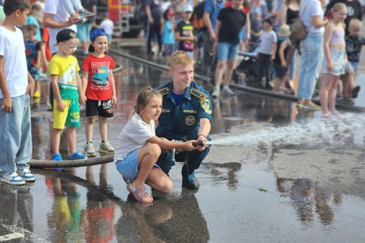 В городском округе Пушкинский прошел фестиваль МЧС с пенной вечеринкой и тушением авто