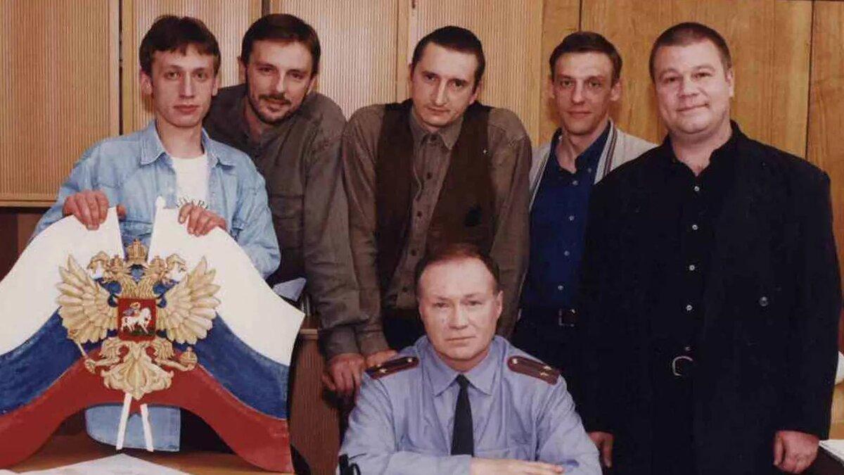 Депутат, вдовец и священник. Кем стали актёры из «Улиц разбитых фонарей» 30 лет спустя