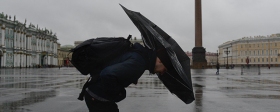 Forecaster Leus warned of gale-force winds in St. Petersburg on November 12