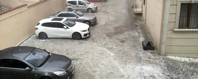 Видео: Мощный ливень с градом нарушил транспортное сообщение в Стамбуле