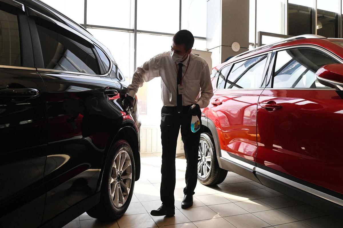 Продажи новых автомобилей в России резко упали из-за процентных ставок