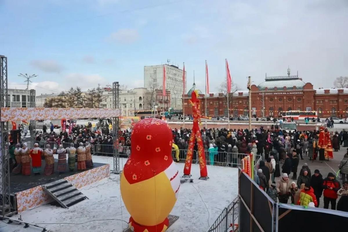 Более 2000 блинов, ходьба на ходулях и сжигание чучела: В Иркутске масленичные гуляния собрали тысячи жителей и гостей в разных частях города