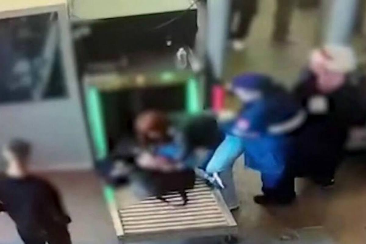 В Петербурге руку четырехлетнего ребенка затянуло в досмотровую установку