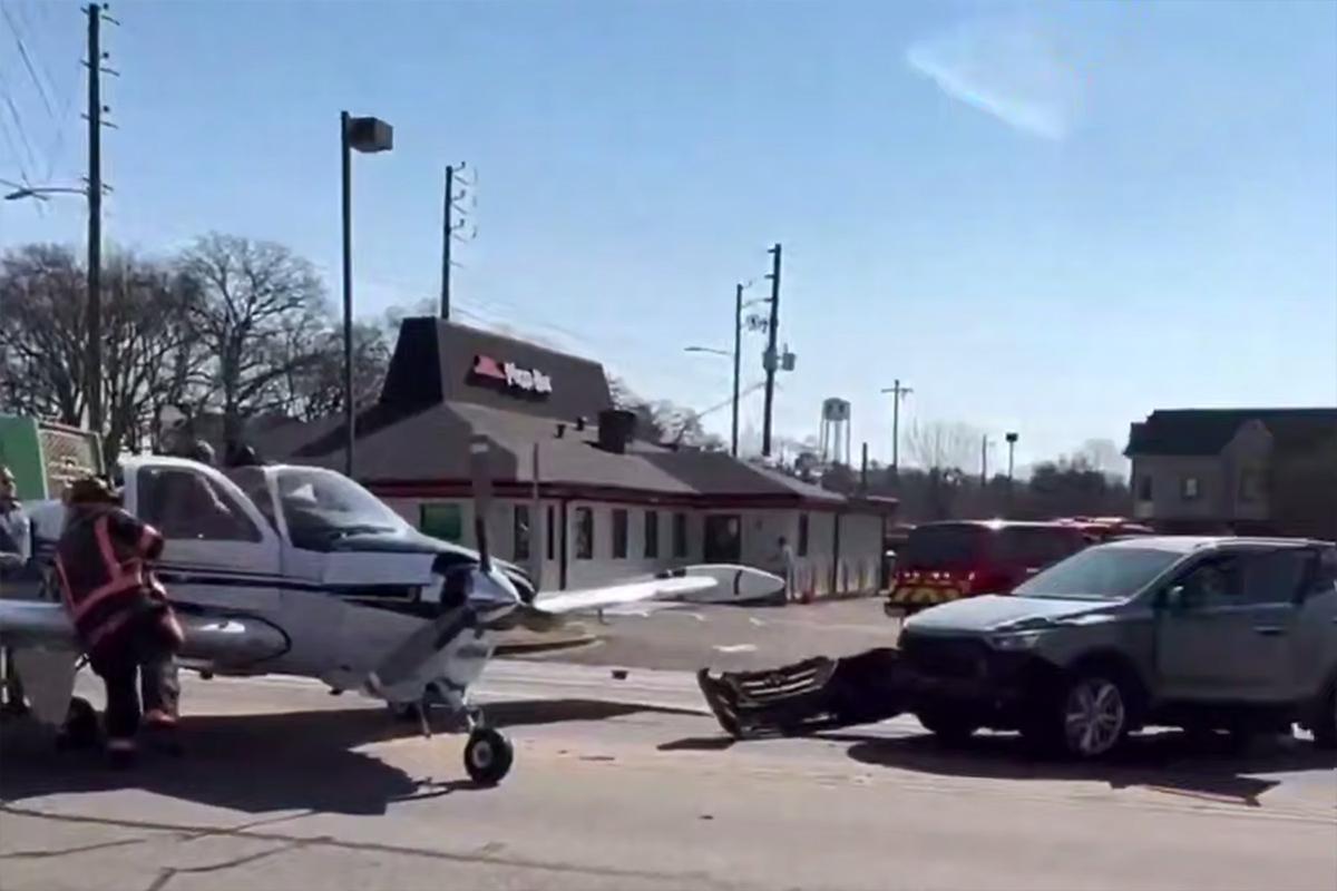 Частный самолет совершил аварийную посадку на улице в Джорджии
