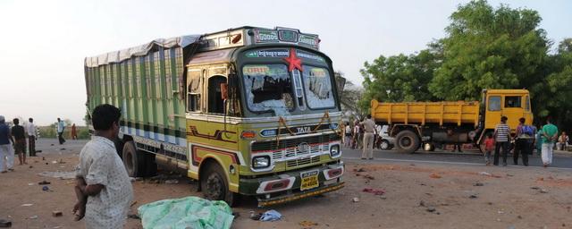 В Индии грузовик раздавил 15 человек, ночевавших на обочине дороги