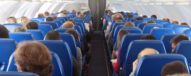 В Красноярске с самолета сняли пассажира за неадекватное поведение