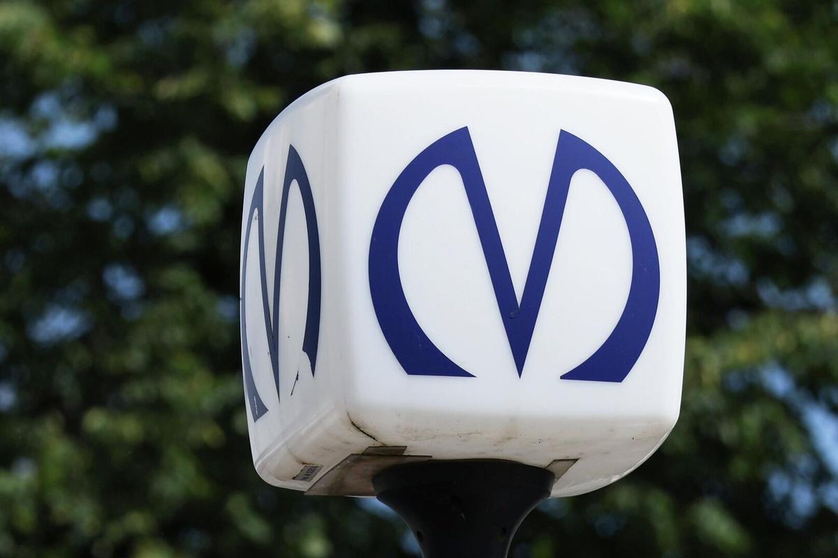 Несколько станций метро Петербурга закрыли из-за упавшего на пути человека