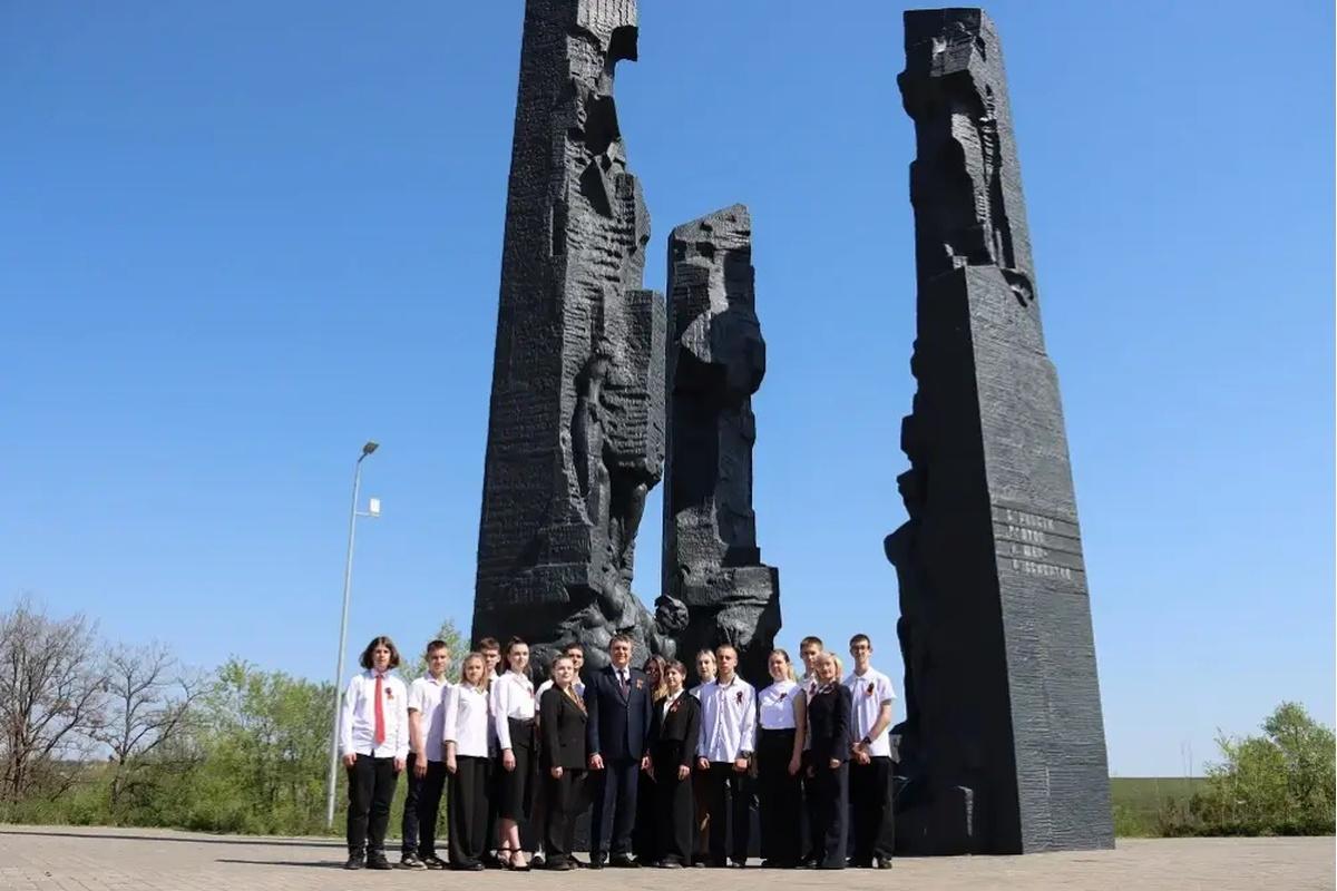 Леонид Пасечник провел «Экскурсию со Знанием» для школьников Краснодона