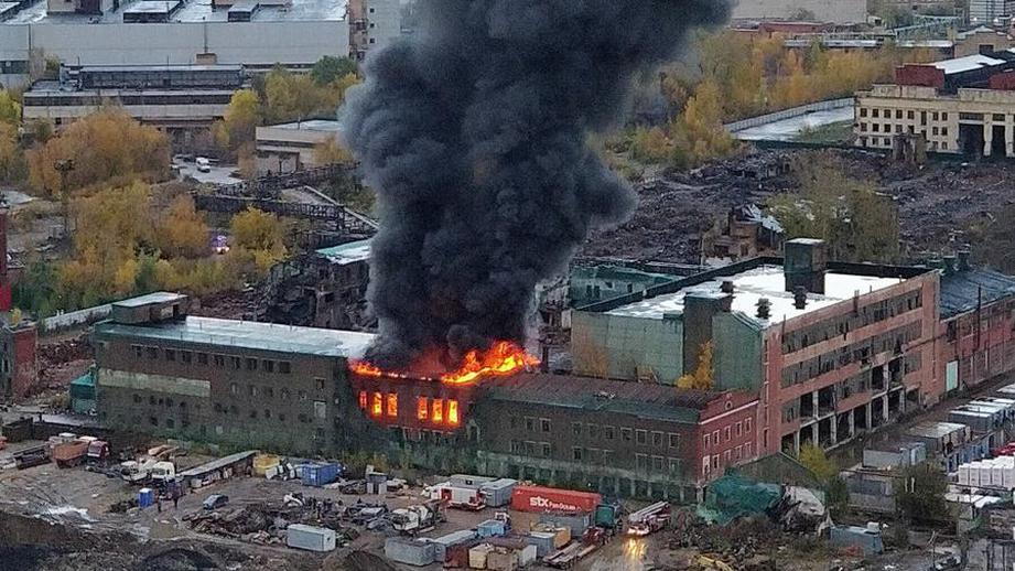 В Москве на территории завода «Серп и молот» загорелось здание