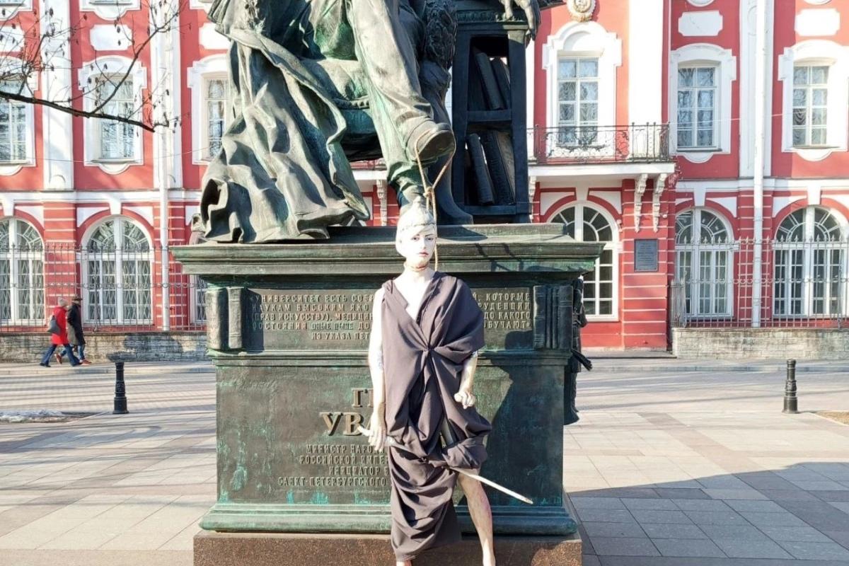 Неоцененный перформанс: студента СПбГУ отчислили за «убитую» Минерву
