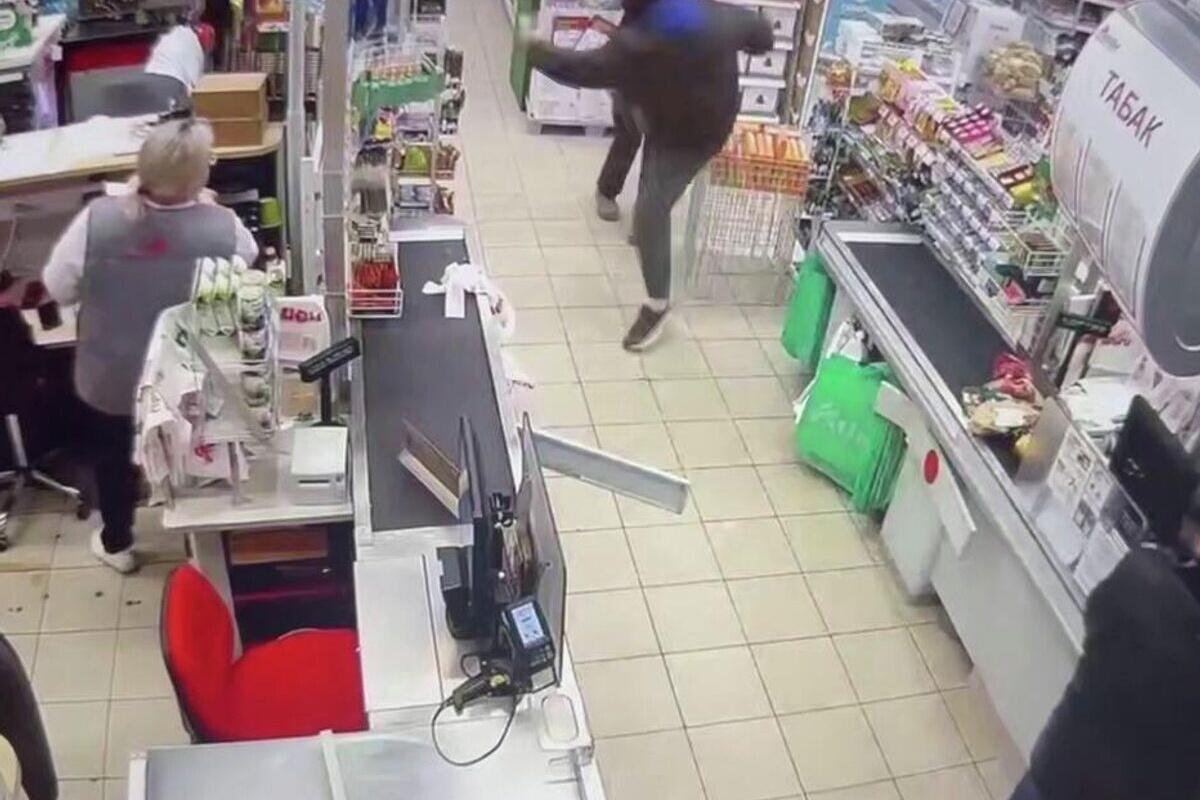 В Ярославской области мужчина в магазине ударил ногой девушку