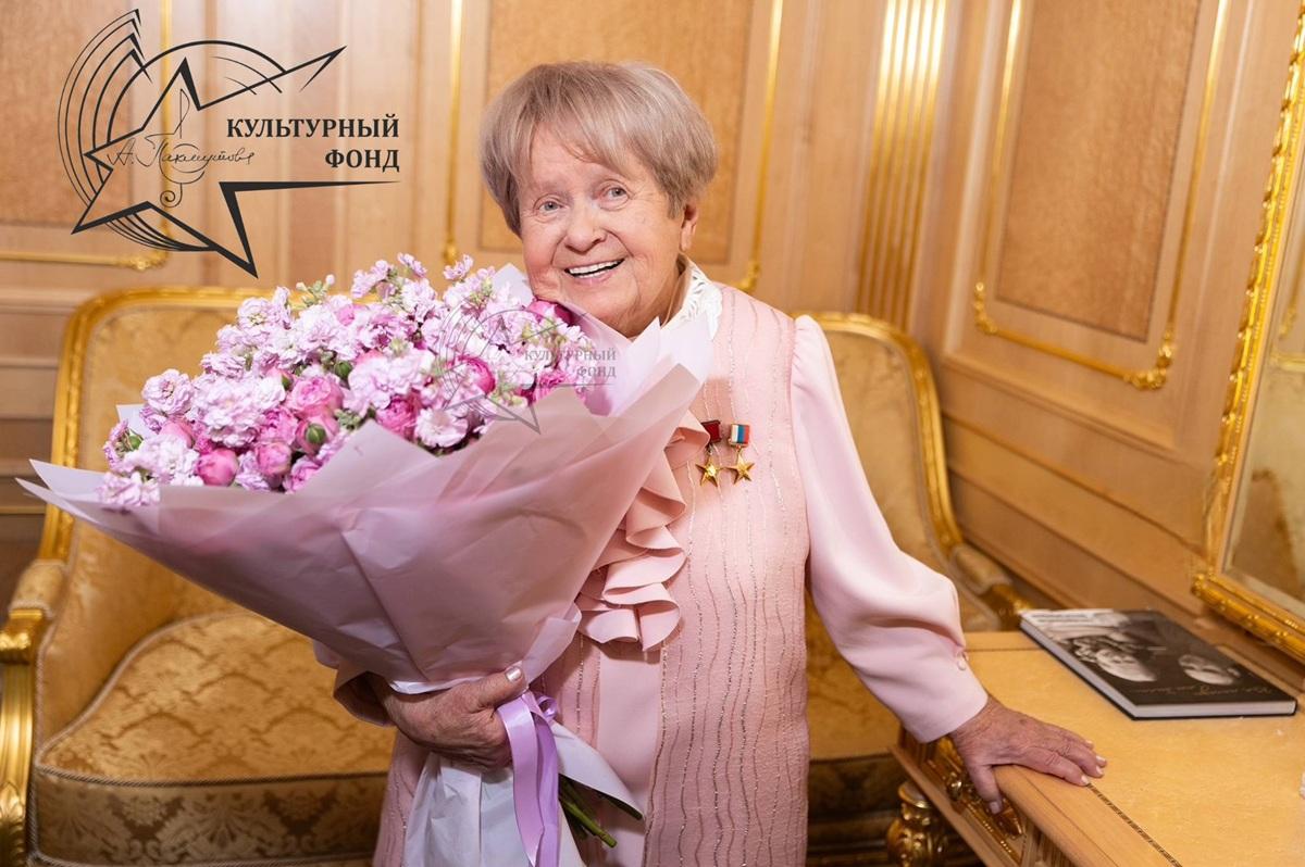 Кто держит руку Пахмутовой: тайный ангел 96-летней легенды, спасающий её от одиночества и хаоса