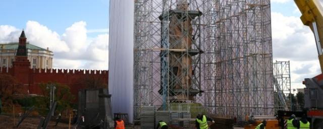 В Москве рабочие завершили монтаж памятника князю Владимиру