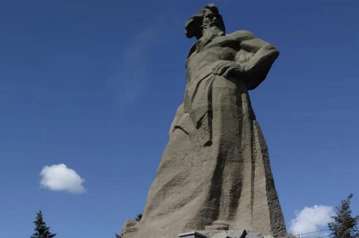 В Челябинске рабочие закончили ремонт знакового для региона памятника «Сказ об Урале»