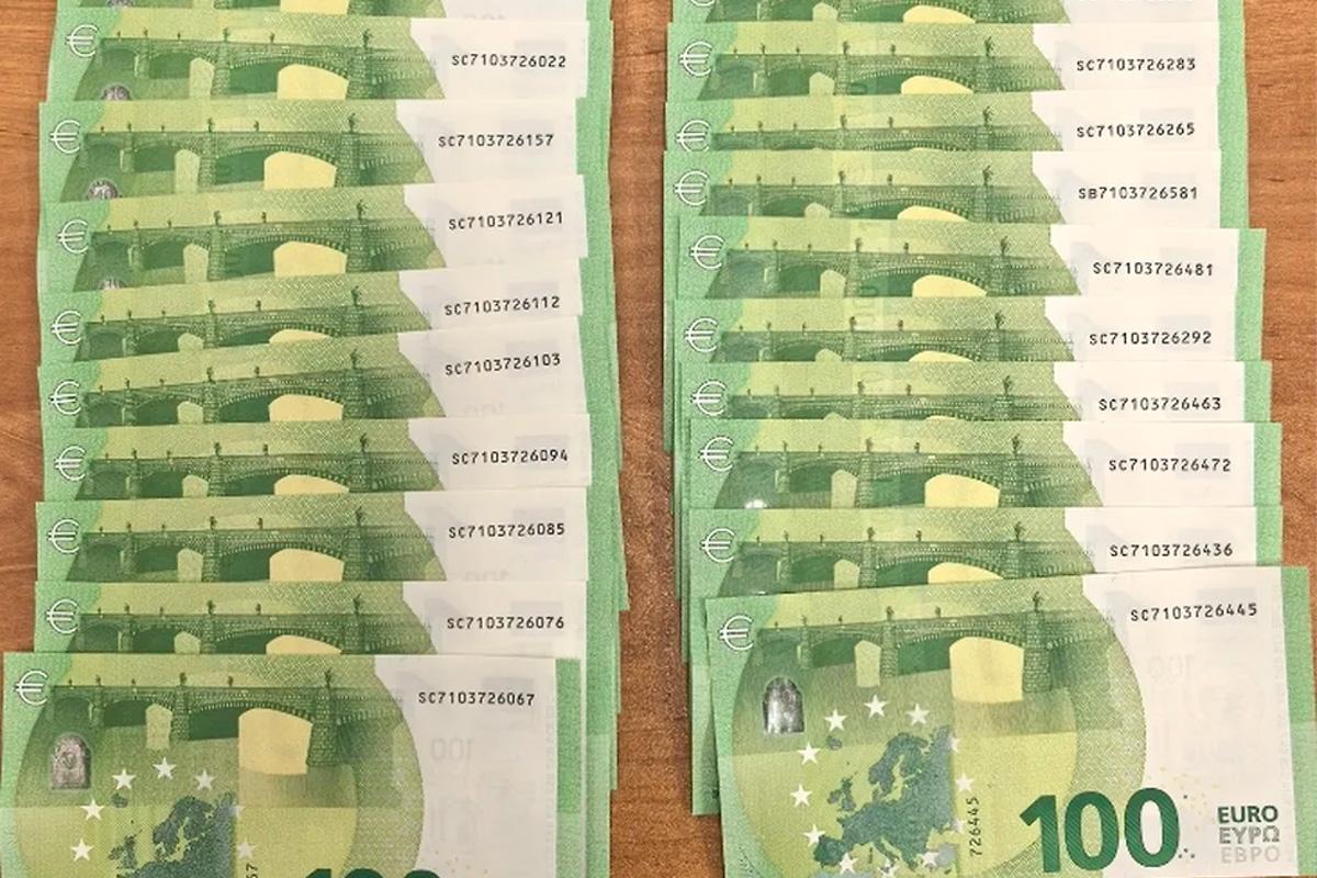 Таможенники в Сочи пресекли незаконный вывоз крупной суммы наличных