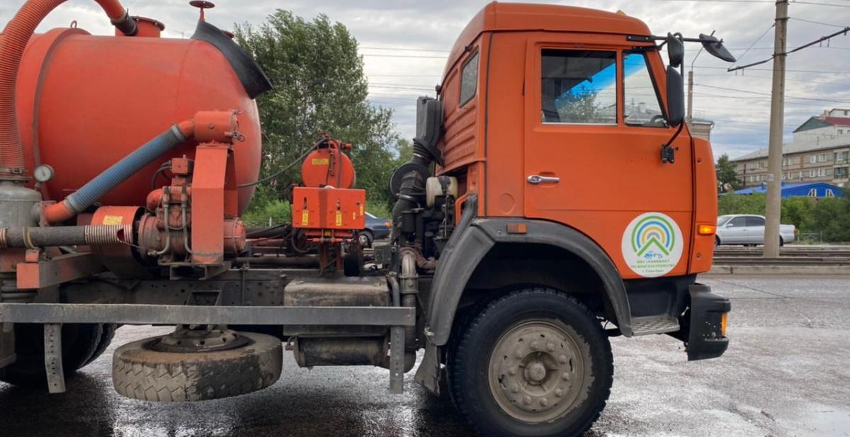 В Улан-Удэ с трех ночи откачивают воду с дорог