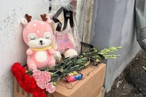 Жители Костромы несут цветы и игрушки к месту гибели 10-месячной девочки под колесами внедорожника