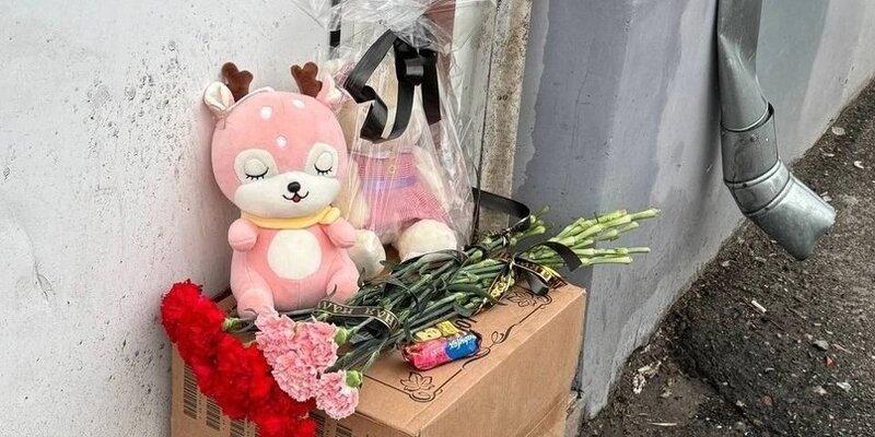 Жители Костромы несут цветы и игрушки к месту гибели 10-месячной девочки под колесами внедорожника