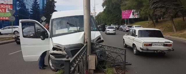 В Ставрополе пострадали 4 пассажира маршрутки, врезавшейся в столб