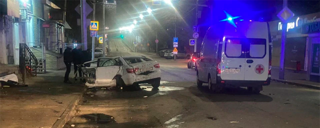 В Саратове 25-летний водитель LADA Vesta после столкновения со столбом скончался от травм