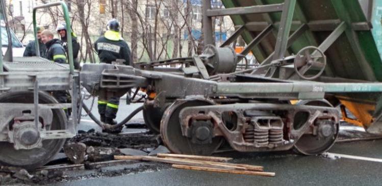 На юге Москвы сошли с рельсов два вагона товарного поезда