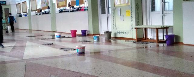 Коридоры куйбышевской школы №5 затопила льющаяся с потолка вода