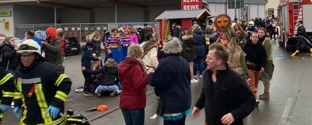В немецком Гессене отменили карнавалы после наезда автомобиля на толпу