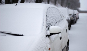 Автоэксперт Сажин назвал самый безопасный и эффективный способ очистить автомобиль от снега