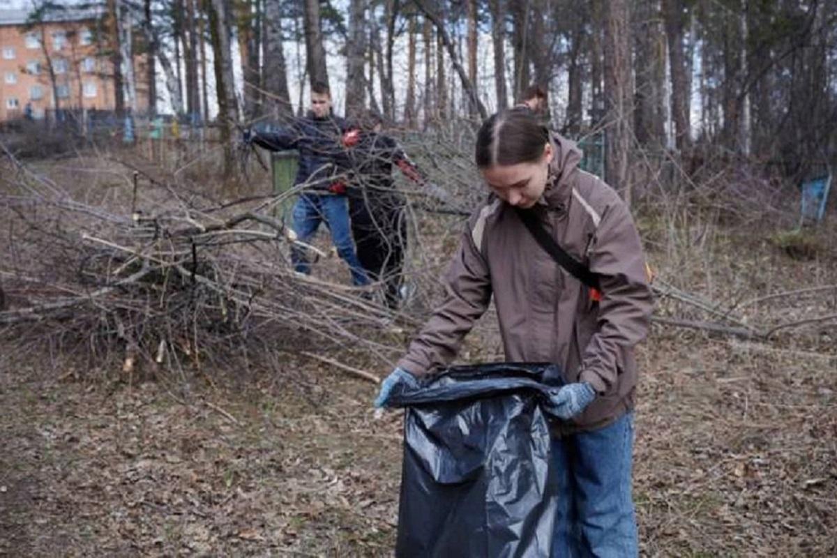 На уборку Глазковского кладбища в Иркутске в рамках общенациональной акции вышли больше 400 сибиряков