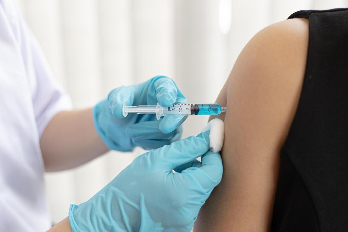 Роспотребнадзор напомнил о важности вакцинации для взрослых